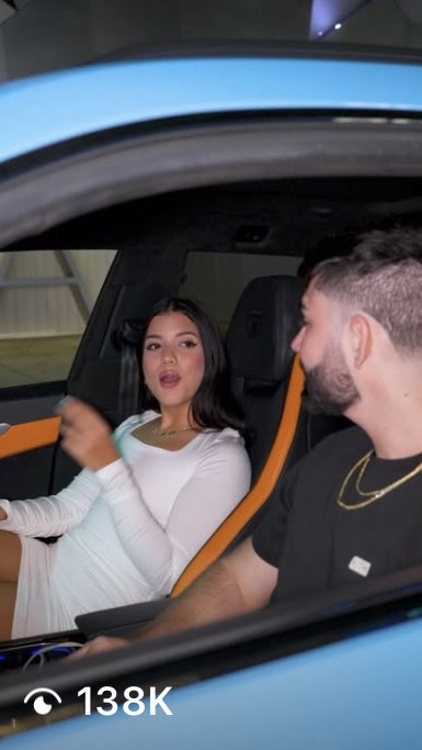 Personas en auto